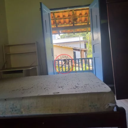 Imagem 2 pequenas Casas na maquinino Bairro MAQUININHA, em um terreno de 700 metros limpo em rua asfaltada , junto a natureza