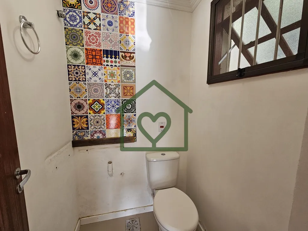 Imagem Casa em condomínio reformada e semimobiliada, com vaga para até 04 carros.

Térreo com living de ...
