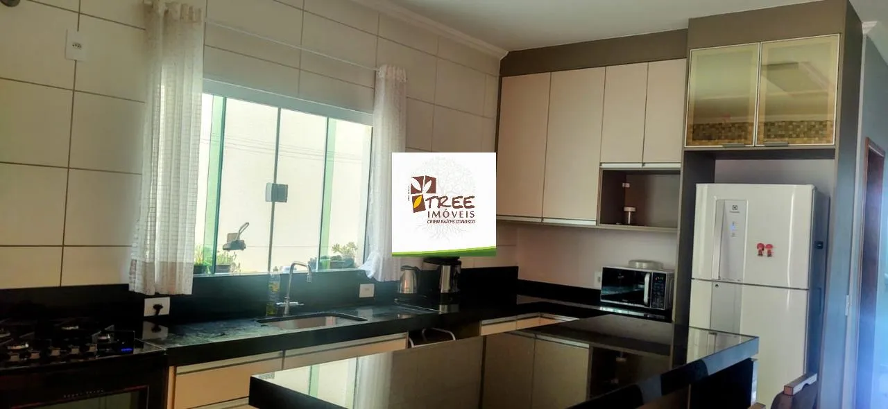 Imagem VENDA DE SOBRADO NO SCAFFID II, EM ITAQUAQUECETUBA/SP, 150m² com 2 suítes, salas amplas, cozinha planejada, quintal e 03 vagas. CONSULTE-NOS.