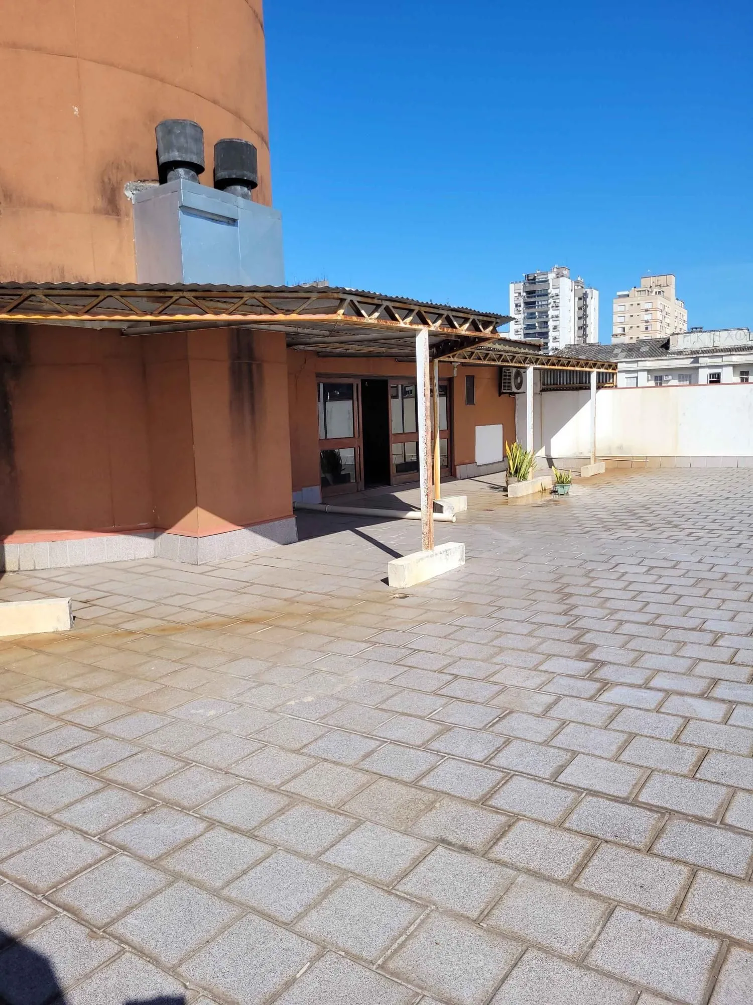Imagem MÁFFER IMÓVEIS ALUGA SALAS COMERCIAIS COM GARAGEM Excelente imóvel comercial em localização estratégica e de alto fluxo de veículos e pedestres, ideal para empresas, clínicas, escritórios corporativos ou instituições financeiras.