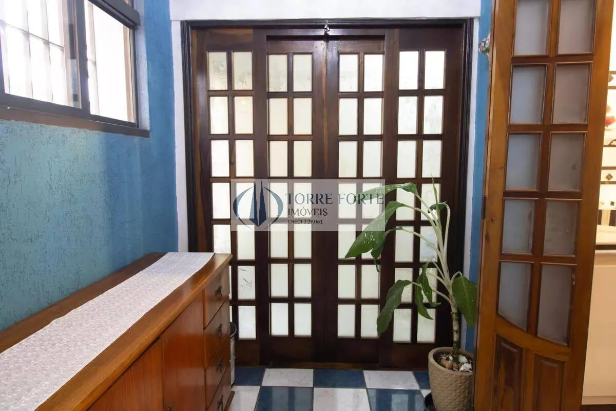 Imagem Casa com lindo espaçoso quintal, 3 vagas de garagem, 2 dormitórios