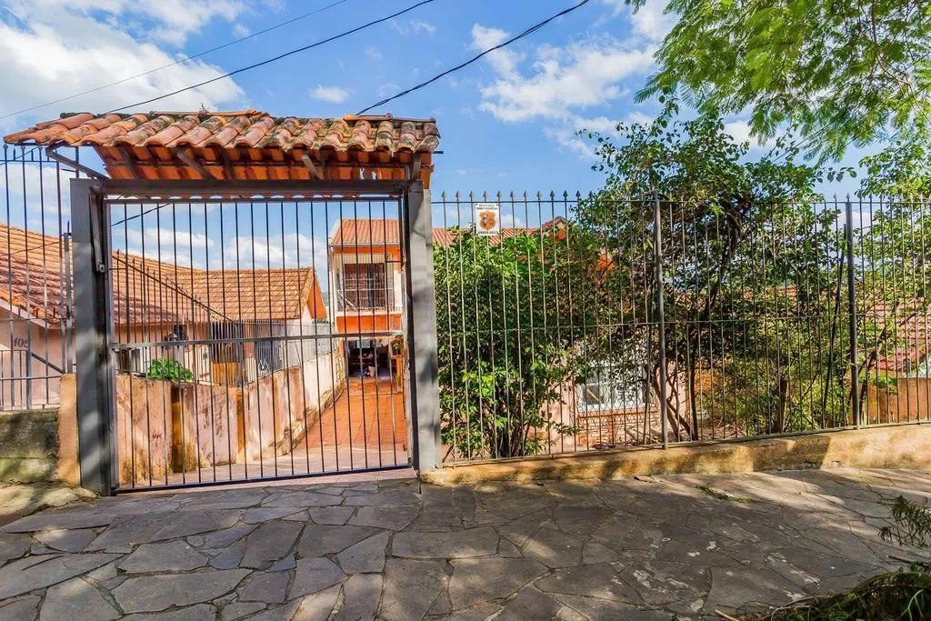 Imagem Casa de 6 dormitórios à venda No Bairro Jardim do Salso - Porto Alegre