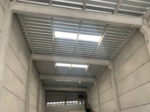Imagem LOCAÇÃO DE GALPÃO COMERCIAL NO CENTRO DE ARUJÁ/SP, 700m² com mezanino, 5 banheiros sendo 1 acessível, 5 vagas e energia trifásica. CONSULTE-NOS.