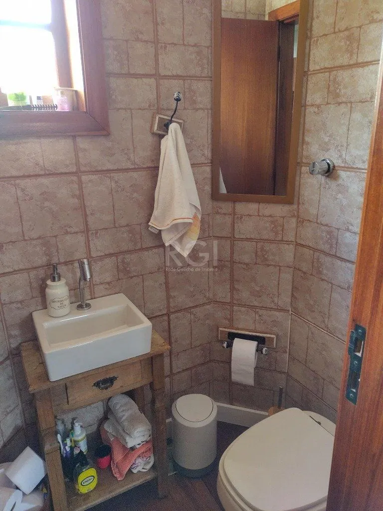 Imagem Excelente casa com 03 suíte, espaço gourmet com churrasqueira, living com lareira, pátio com piscina e garagem para 02 carros no bairro Espírito Santo