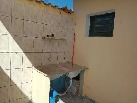 Imagem VENDA DE CASA NO ARUJAMÉRICA, EM ARUJÁ/SP 66,40m², com quarto e cozinha amplos, banheiro social, lavanderia coberta e 02 vagas p/ autos. CONSULTE-NOS