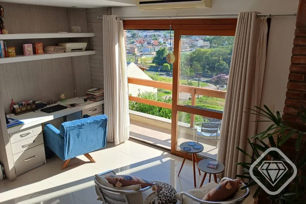 Imagem Casa com vista privilegiada em rua sem saída, tranquila e silenciosa.

Esta residência combina amp...