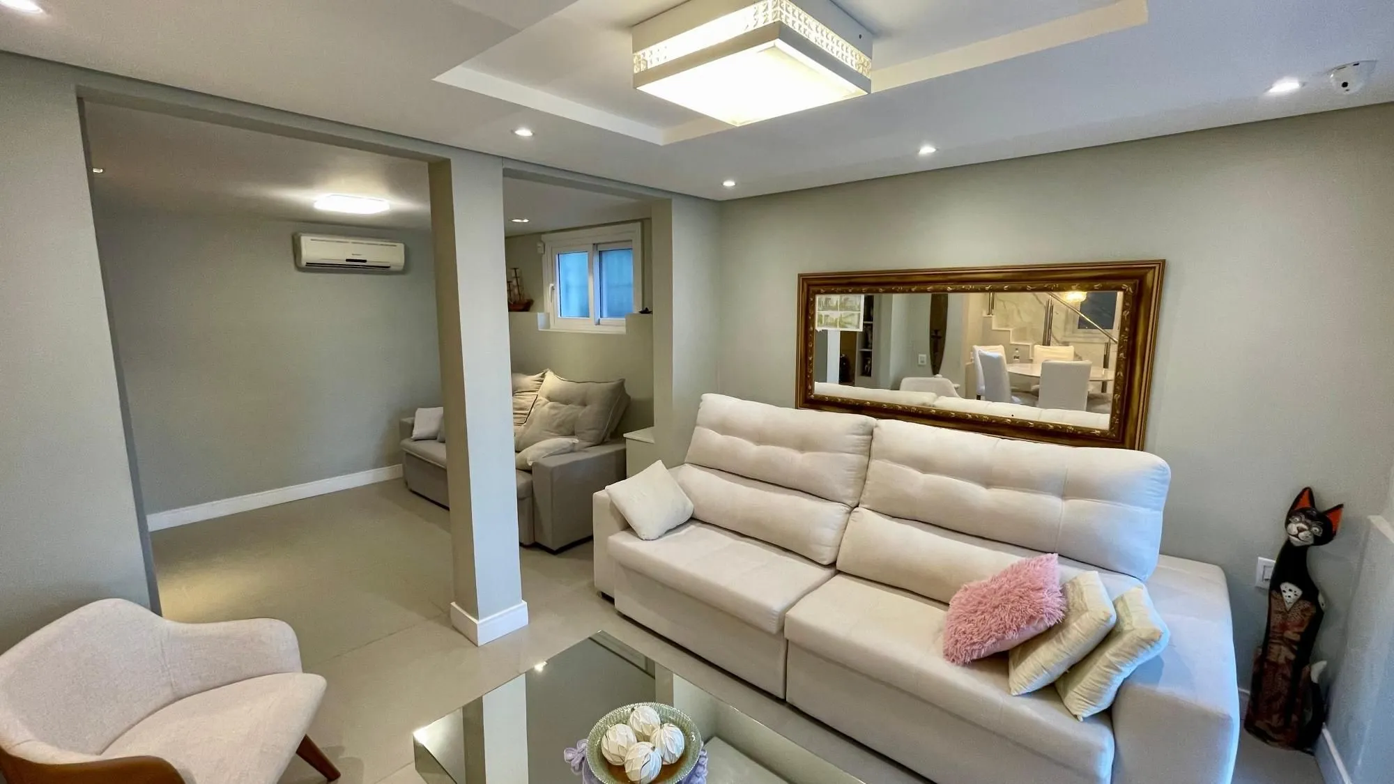 Imagem Casa térrea 100% mobiliada com 3 dormitórios, suíte, piscina e 3 vagas.