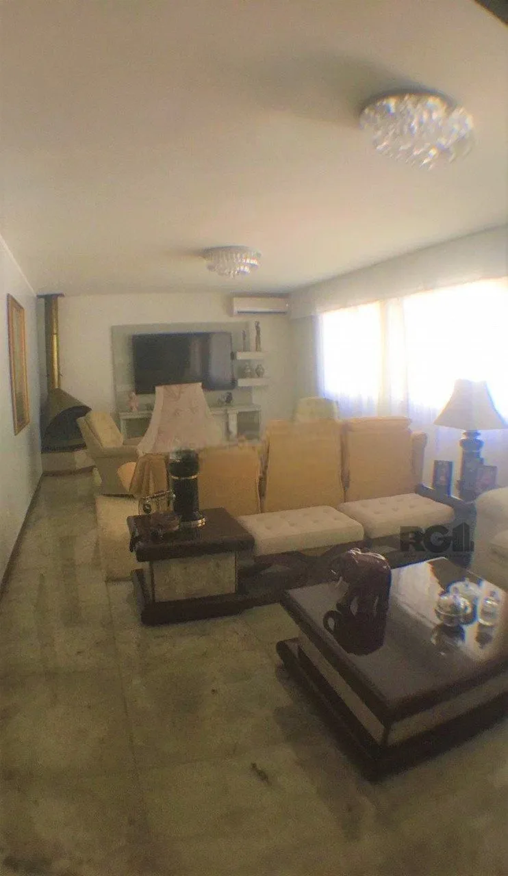 Imagem Casa com 3 dormitórios, localizada no bairro Jardim Itu em Porto Alegre/RS.
