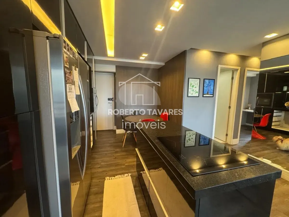 Imagem Apartamento mobiliado com 50 m², muito bem distribuídos, com 2 dormitórios, sendo 1 suíte, 1 vaga de garagem além de estar repleto de armários planejados.