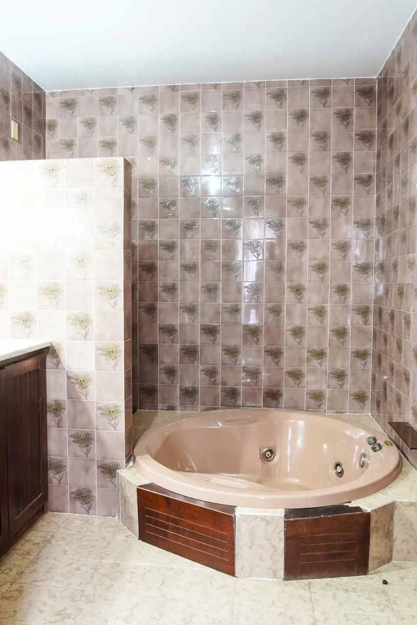 Imagem Casa com 300m², localizada na zona sul de Porto Alegre, com lareira, piscina e 3 vagas de garagem cobertas.