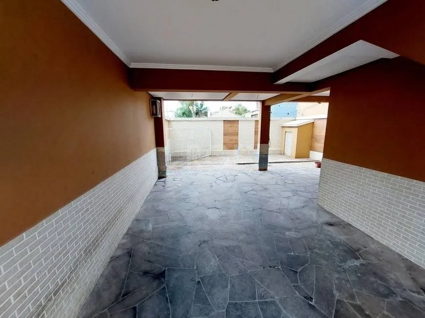 Imagem Casa com 03 dormitórios, 01 suíte, pátio com churrasqueira e 03 vagas de garagem no bairro Tristeza