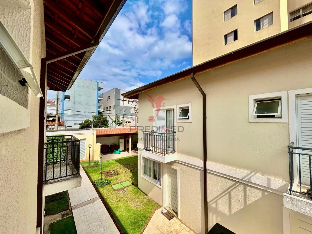 Imagem VENDO CASA DE CONDOMINIO FECHADO, 2 VAGAS DE GARAGEM, 2 DORMITÓRIOS, CHURRASQUEIRA