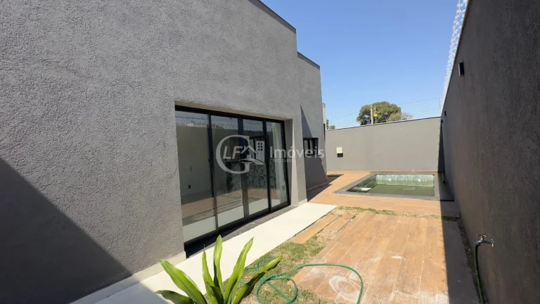 Imagem Casa à venda em Campo Grande-MS, bairro São Francisco: 3 quartos, 1 suíte, 1 sala, 2 banheiros, 2 vagas de garagem, 131,00 m² de área. Venha conferir!