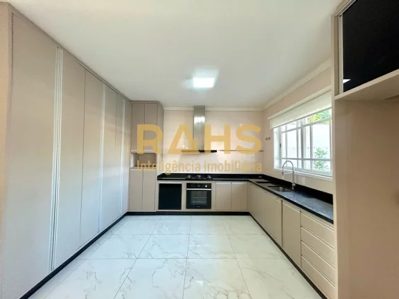 Imagem Excelente residência com 5 quartos, sendo 4 suítes, em condomínio fechado localizado no bairro Gl...