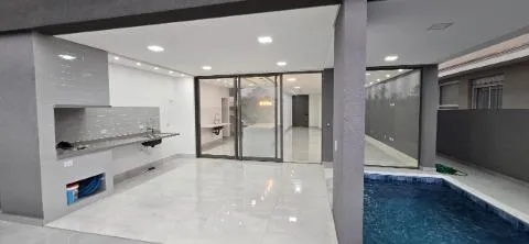 Imagem VENDA DE SOBRADO NOVO NO CONDOMÍNIO REAL PARK, EM ARUJÁ/SP, 300m² com 04 suítes, suíte máster com hidro, garagem com 04 vagas e piscina. CONSULTE-NOS.