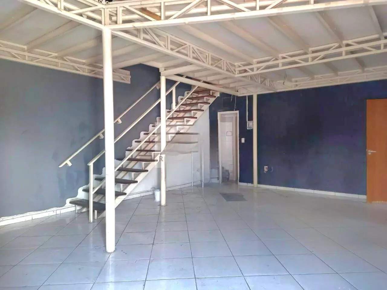 Imagem Excelente ponto comercial de esquina para locação no centro de Pindamonhangaba, em frente ao Museu Palacete Visconde da Palmeira.