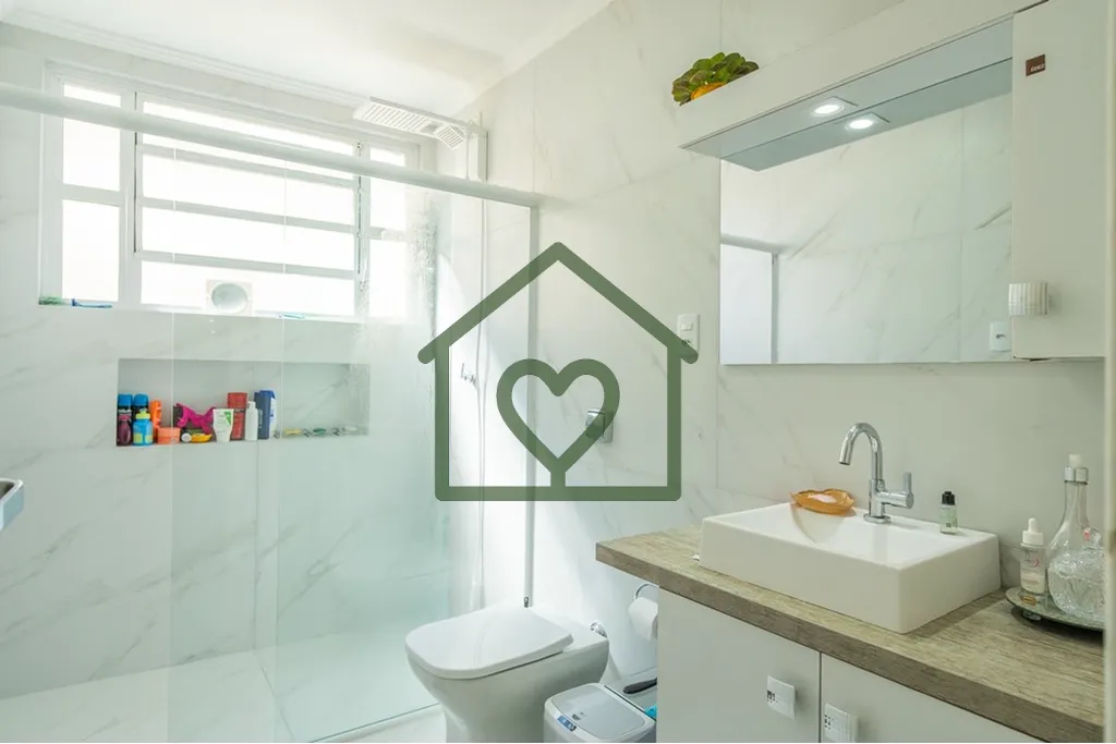 Imagem Amplo e confortável apartamento, reformado, com 3 dormitórios, 1 suíte e 114m²! Sala com living ...