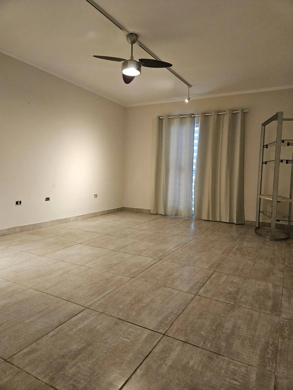Imagem Linda Casa Nova em Higienópolis - 700m² de Terreno, 4 Suítes e Área de Lazer Completa