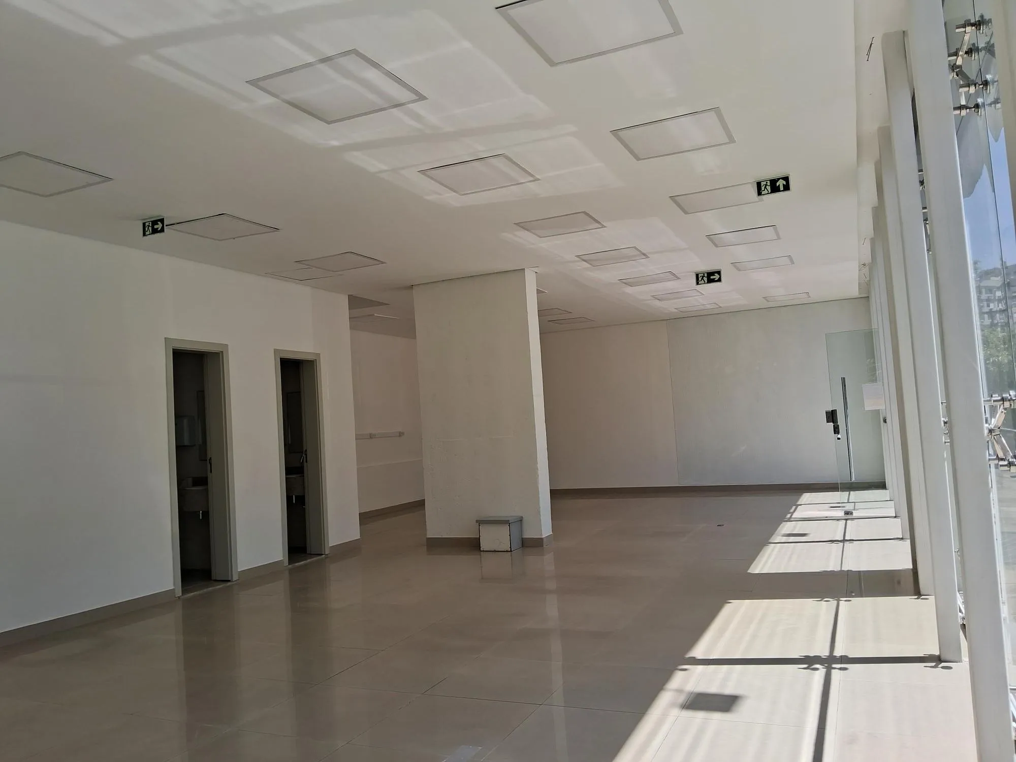 Imagem MÁFFER IMÓVEIS ALUGA - EXCELENTE LOJA COMERCIAL NO MOINHOS DE VENTO com 102m² privativos,Rua Comendador Caminha, nº 22 - Bairro Moinhos de Vento Em frente ao Parcão