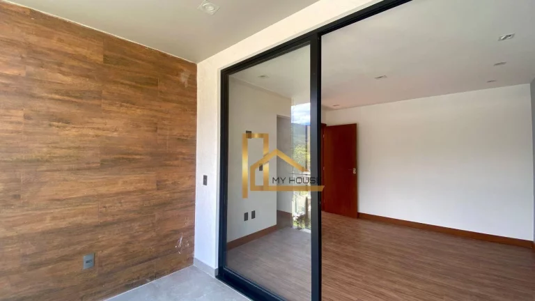 Imagem Casa com 4 Quartos, Nova e em Condomínio Clube a 15 Minutos do Centro de Teresópolis-RJ