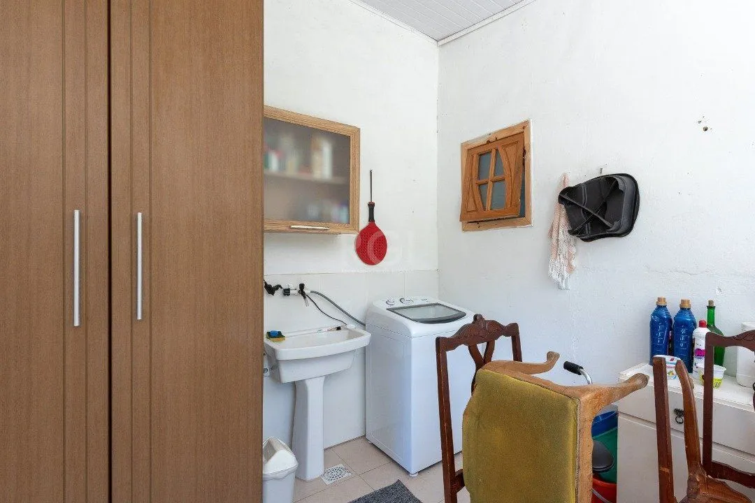 Imagem Casa para Venda - 370m², 4 dormitórios, sendo 1 suites, 6 vagas - Lomba do Pinheiro