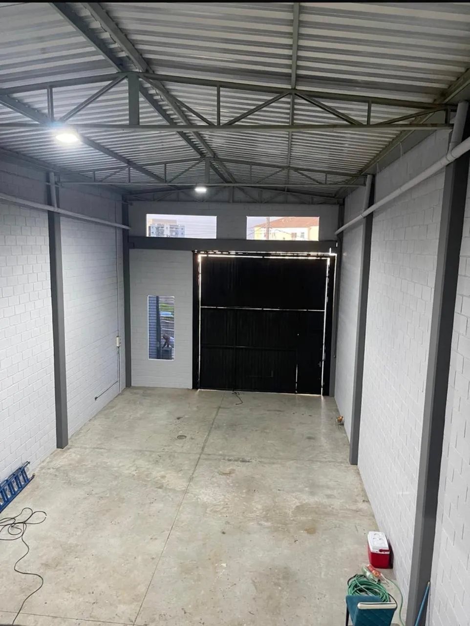 Imagem Galpão para Locação em Sorocaba - 290m² com Mezanino e Estrutura Moderna