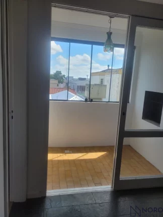 Imagem Amplo apartamento no centro de Santa Maria, sala para 02 ambientes com lareira e