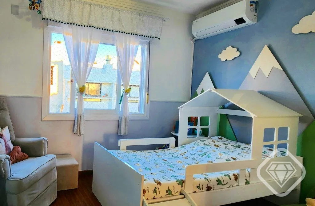 Imagem Casa semimobiliada em frente a uma linda praça no bairro Hípica, com ambientes amplos, excelente d...