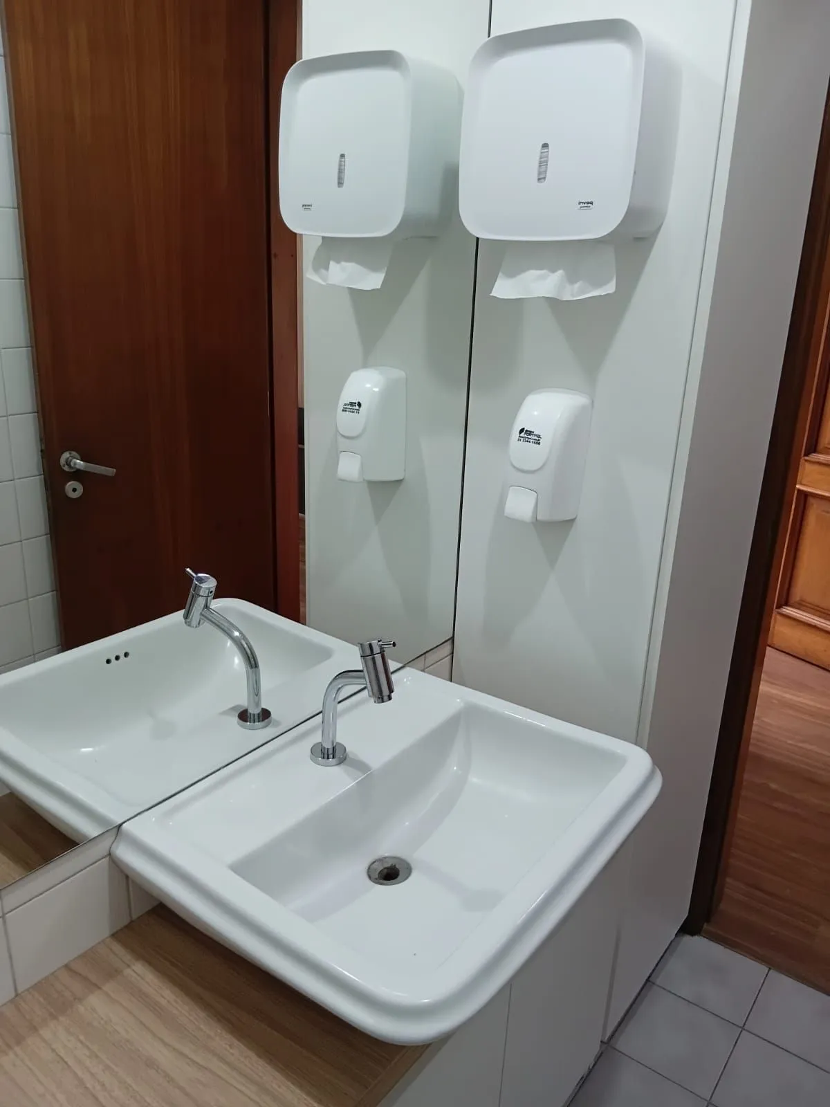 Imagem Vende-se cobertura comercial com Terraço - Moinhos de Vento