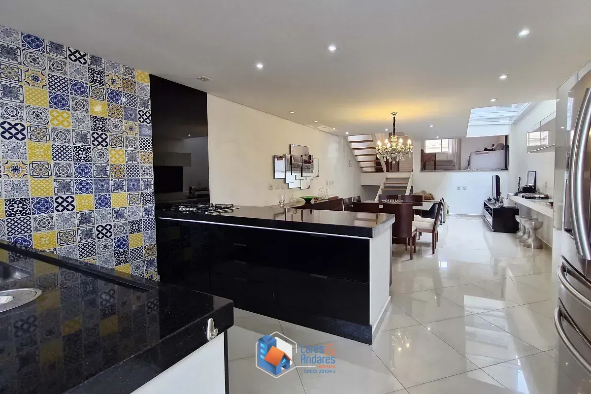 Imagem Sobrado para venda em Santa Teresinha com 3 quartos, sendo 3 suítes, 324m²