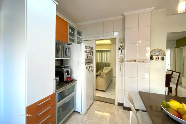 Imagem Este espaçoso apartamento oferece uma combinação perfeita de conforto e conveniência. Com quatro...