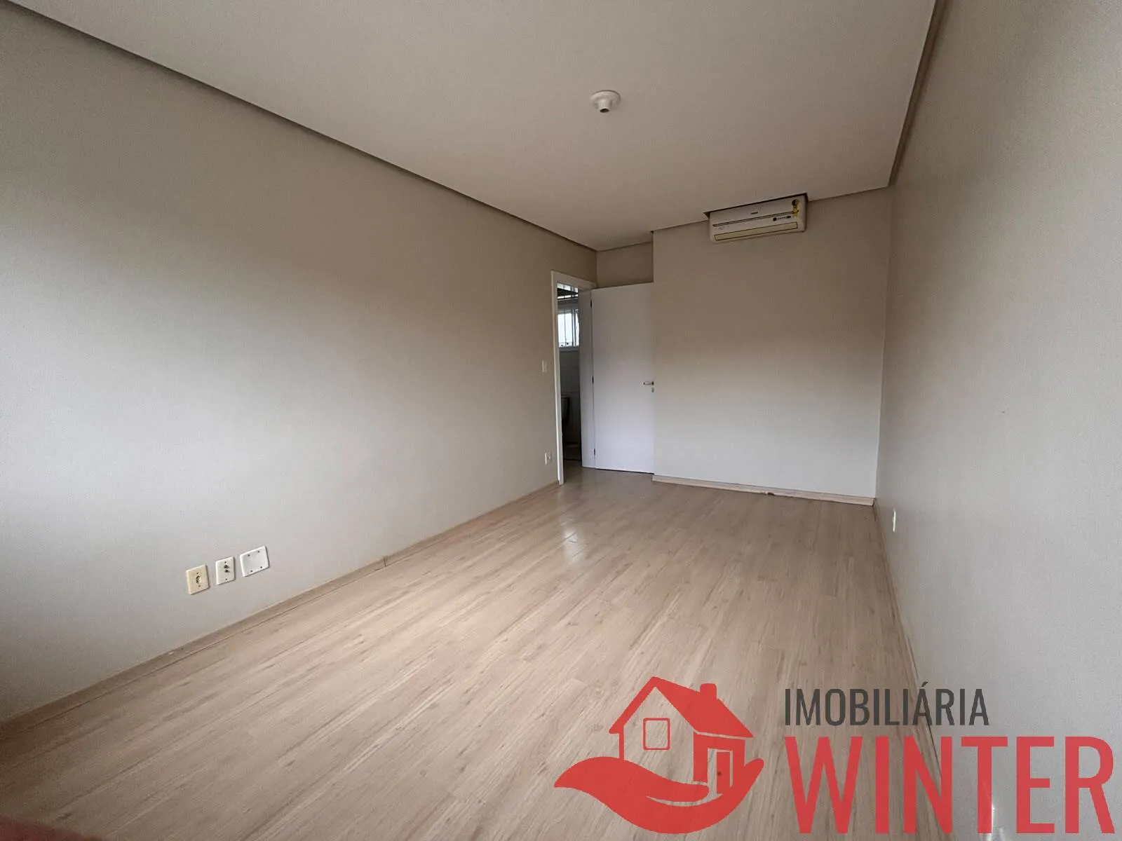 Imagem Sobrado com 2 dormitórios e garagem no Centro de Feliz.