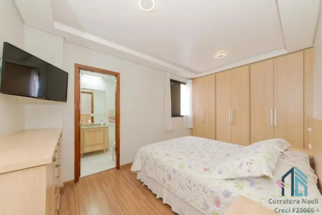 Imagem Apartamento Mobiliado, 03 quartos c/suíte + quarto empregada, 02 vagas no Bacacheri em Curitiba PR