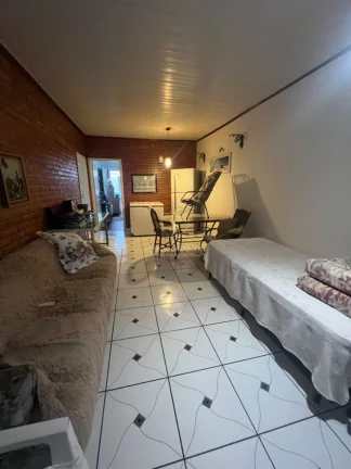 Imagem Casa em Guaratuba na região Central, muito bem localizada, uma quadra da av. 29 de abril.