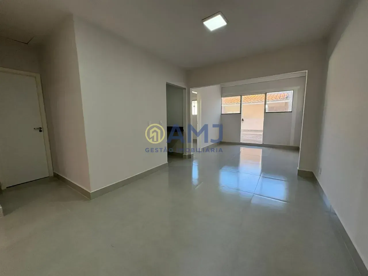 Imagem Casa Totalmente Reformada no Setor Orientville!