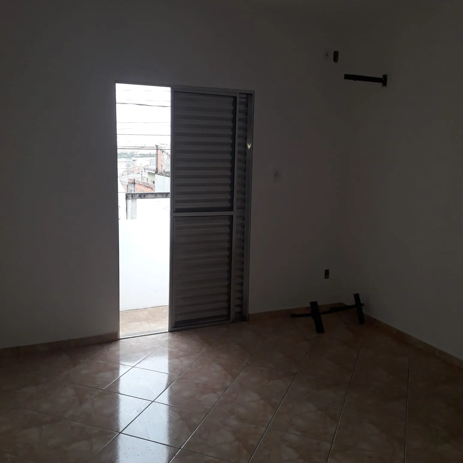 Imagem "Residência Confortável e Prática: Garagem Coberta, Três Dormitórios Aconchegantes, Sala Ampla, Cozinha Espaçosa e Mais! Descubra o Seu Novo Lar."