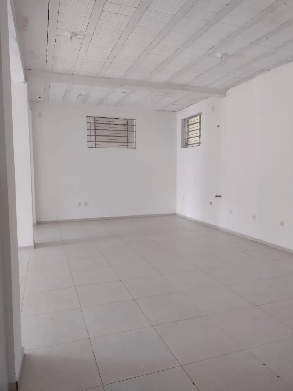 Imagem MÁFFER IMÓVEIS ALUGA - ÓTIMA LOJA COMERCIAL COM VAGA! Bairro Rio Branco - Novo Hamburgo/RS