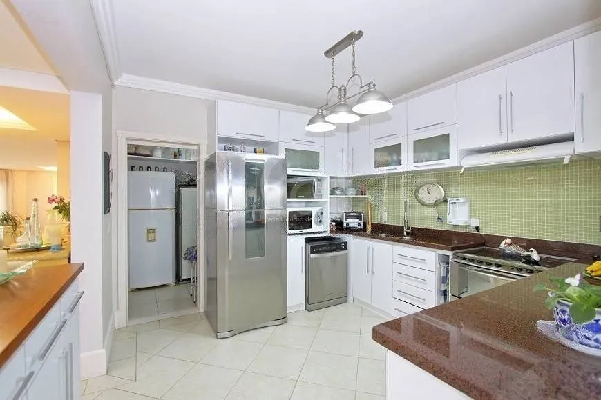 Imagem EXCELENTE CASA COM 4 DORMITÓRIOS, 6 VAGAS DE GARAGEM E VISTA PANORÂMICA.