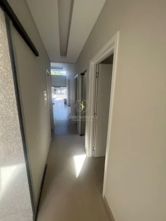Imagem Casa a venda em Guaratuba a 50 metros do mar, em rua asfaltada, com piscina, churrasqueira, fino acabamento.