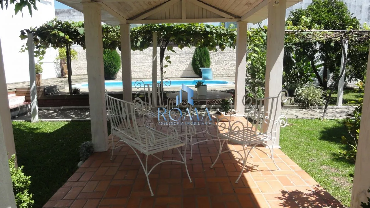 Imagem Casa à Venda no Centro de Santa Maria com 5 Dormitórios, Piscina e Salão de Fest