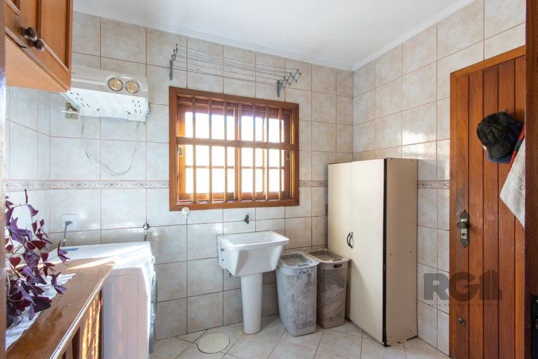 Imagem Casa de alvenaria, 3 quartos, 1 suíte, 4 banheiros e 5 vagas de garagem.