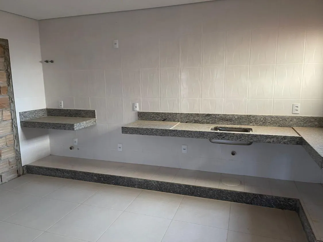 Imagem Vendo uma excelente casa em Crucilândia/MG ( valor 500.000,00 )