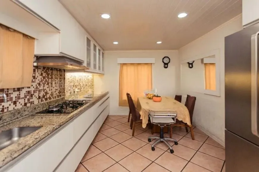 Imagem Casa térrea com 200m² privativos, 3 quartos, Rua Sylvio Sanson - Sarandi