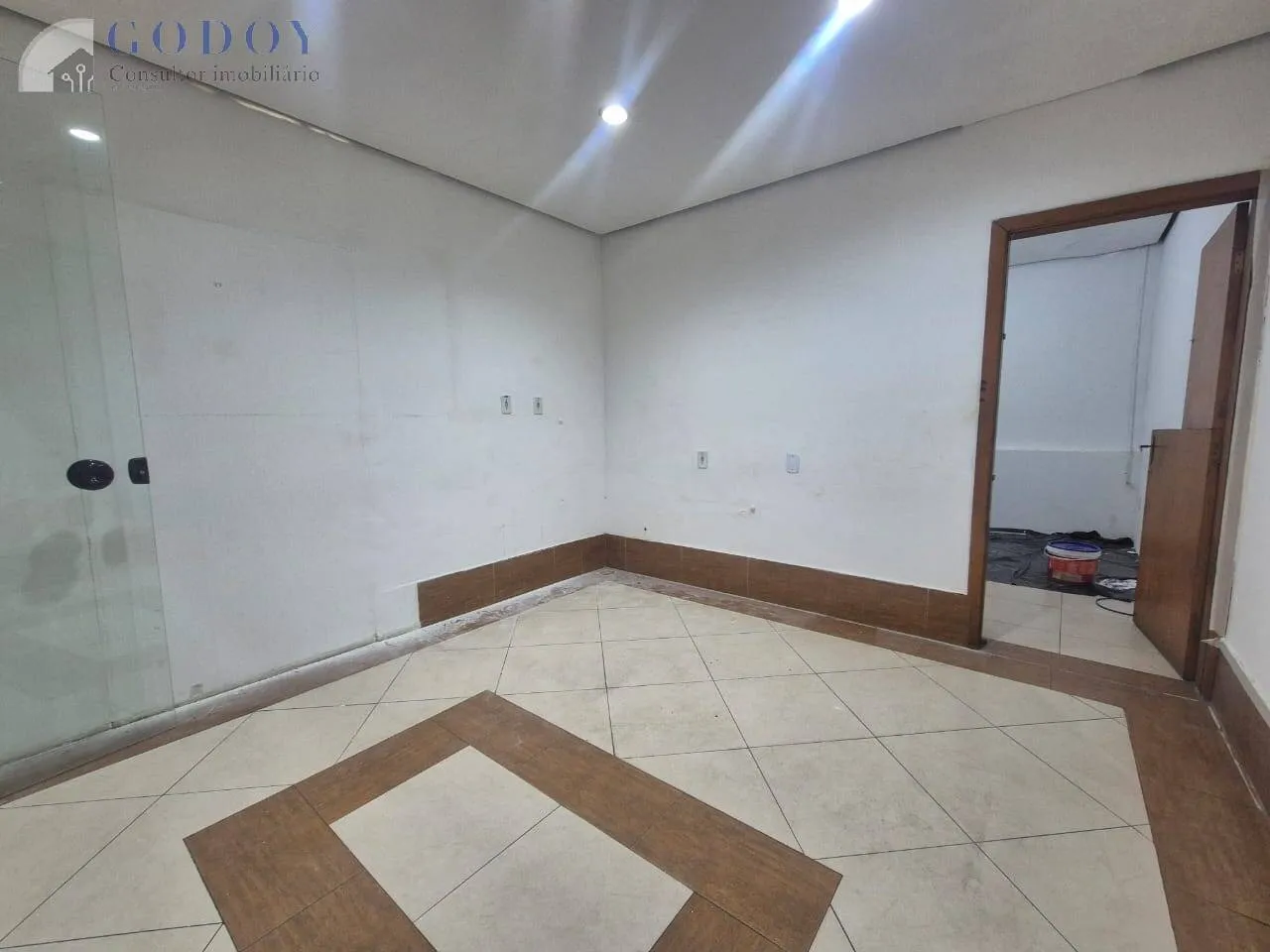 Imagem Investimento: Centro Comercial com 28 Lojas e Piso Superior Privado
