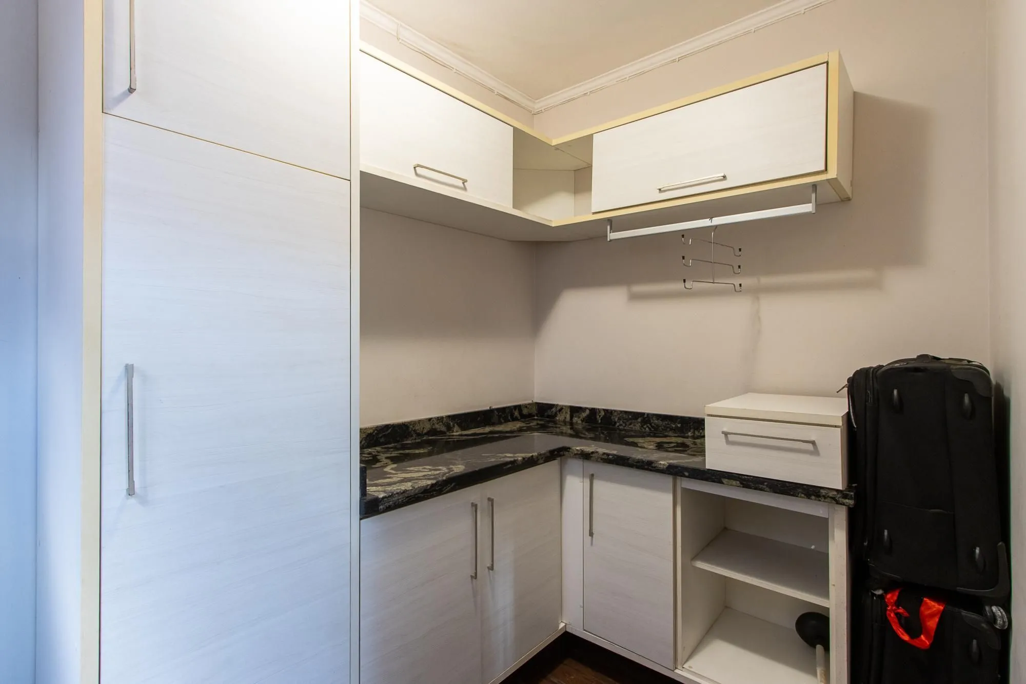 Imagem Excelente casa de 3 dormitórios, 1 suíte, pátio, piscina e vaga para 2 carros cobertas.