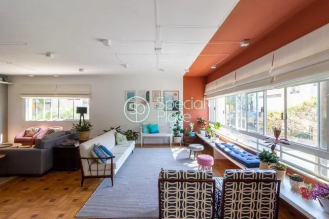 Apartamento de alto padrão com 291m², 5 dormitórios ( 1 suíte ) e 1 vaga na garagem. Hall privat...