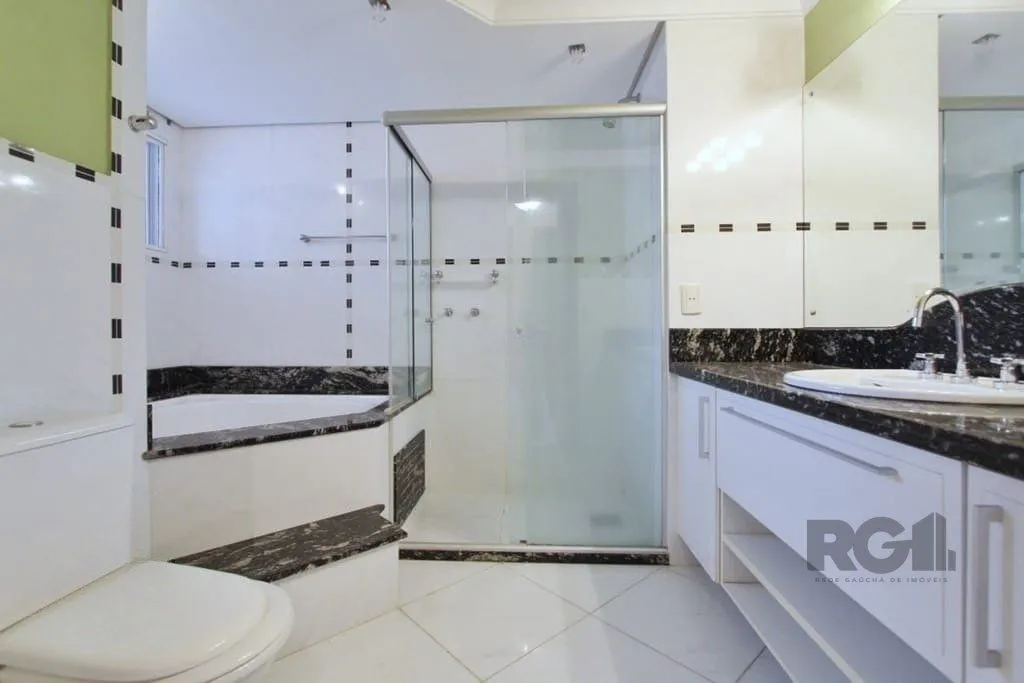 Imagem Excelente casa de 324m² com 4 dormitórios e 2 vagas.