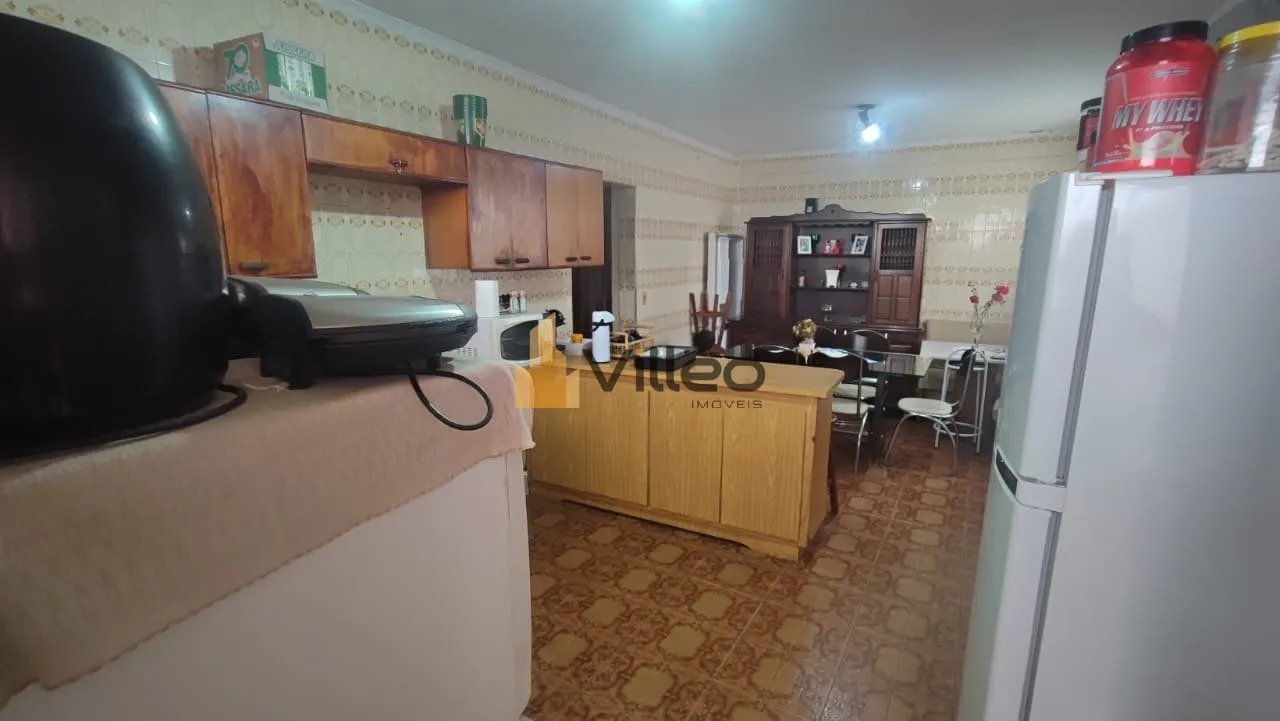 Imagem Descubra esta ampla e aconchegante residência localizada em um dos bairros mais desejados da cidade...