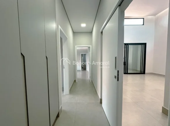 Imagem Casa térrea nova à venda com 3 quartos sendo 3 suítes, todas com armários planejados, ar condici...