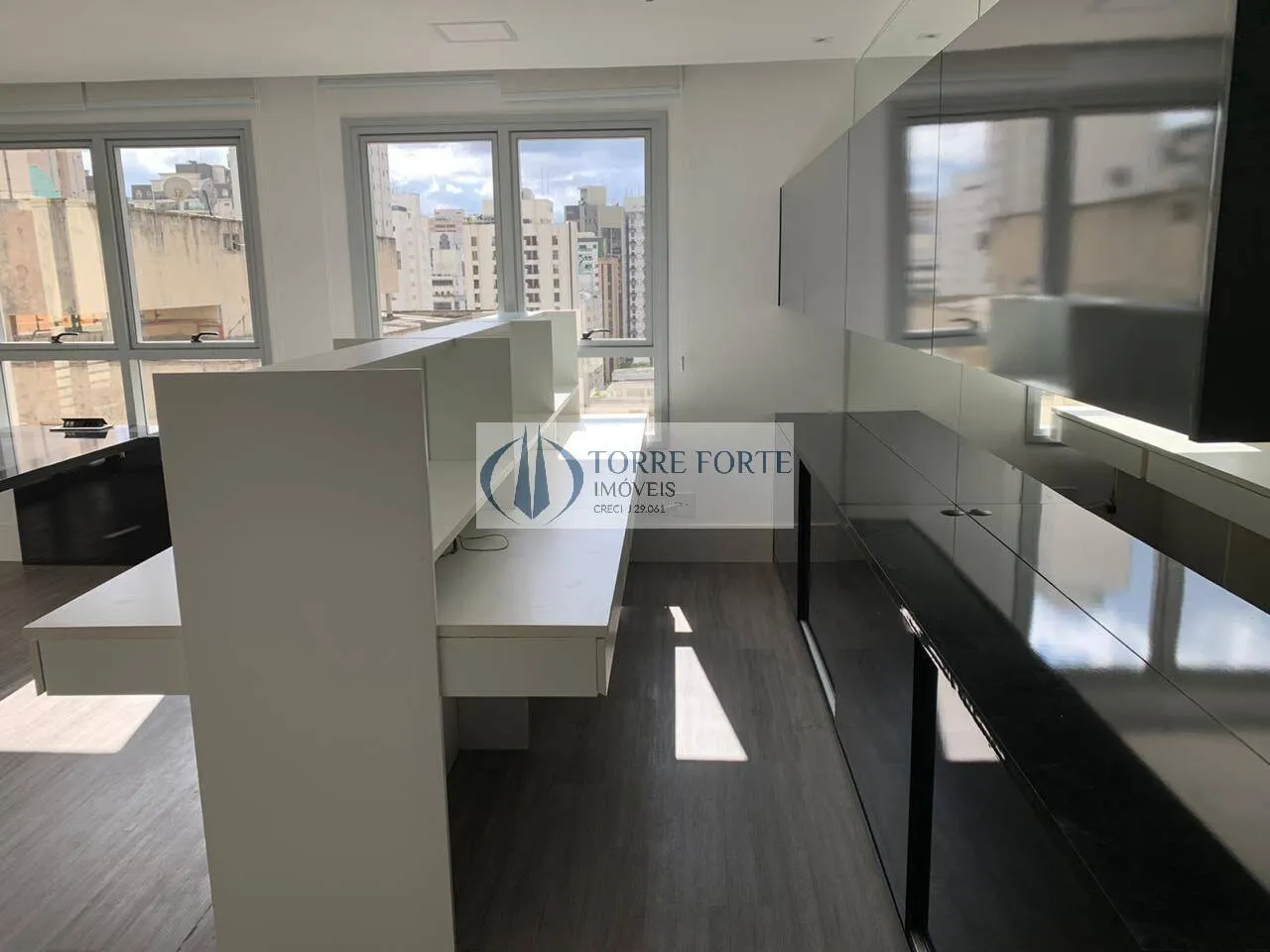Imagem Ótima sala comercial com 35 m² 1 banheiro 1 copa, varanda 1 vaga de garagem